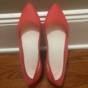 Women’s Crocs pink flats.